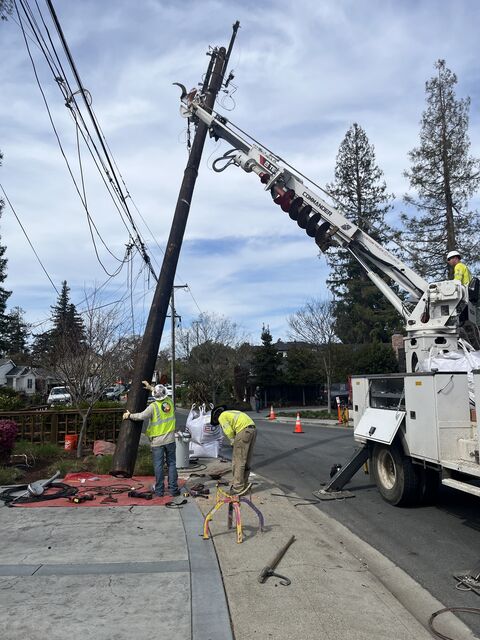 Woah!  New telephone pole for 1386!
