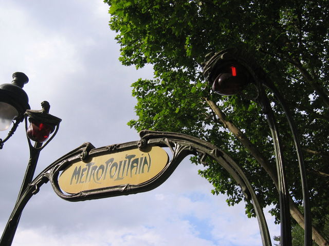 IMG_0563_Metro_entrance_2004_05_30.JPG